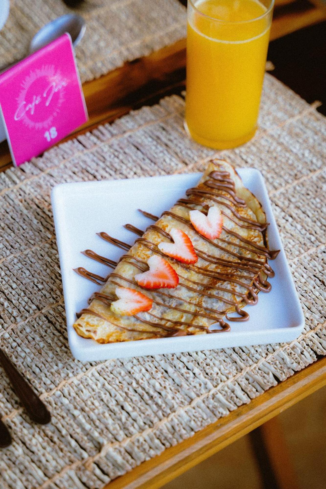 Cafe Jeri Hotel Jijoca de Jericoacoara Exteriör bild A crêpe filled with chocolate and strawberries