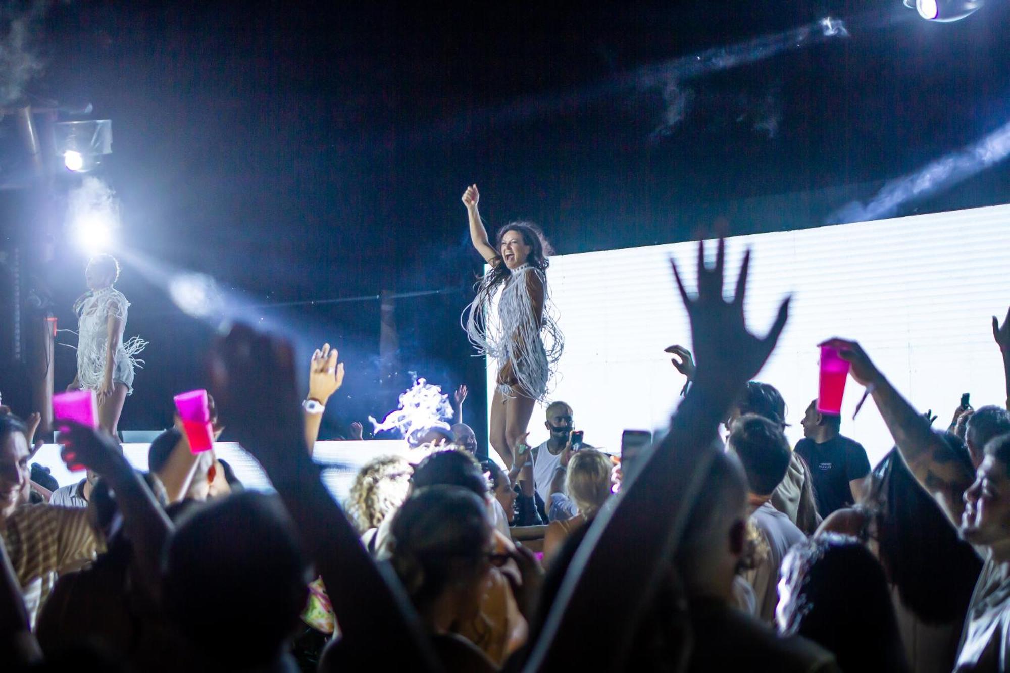 Cafe Jeri Hotel Jijoca de Jericoacoara Exteriör bild Rihanna performing "Work" at the 2016 Coachella Valley Music and Arts Festival