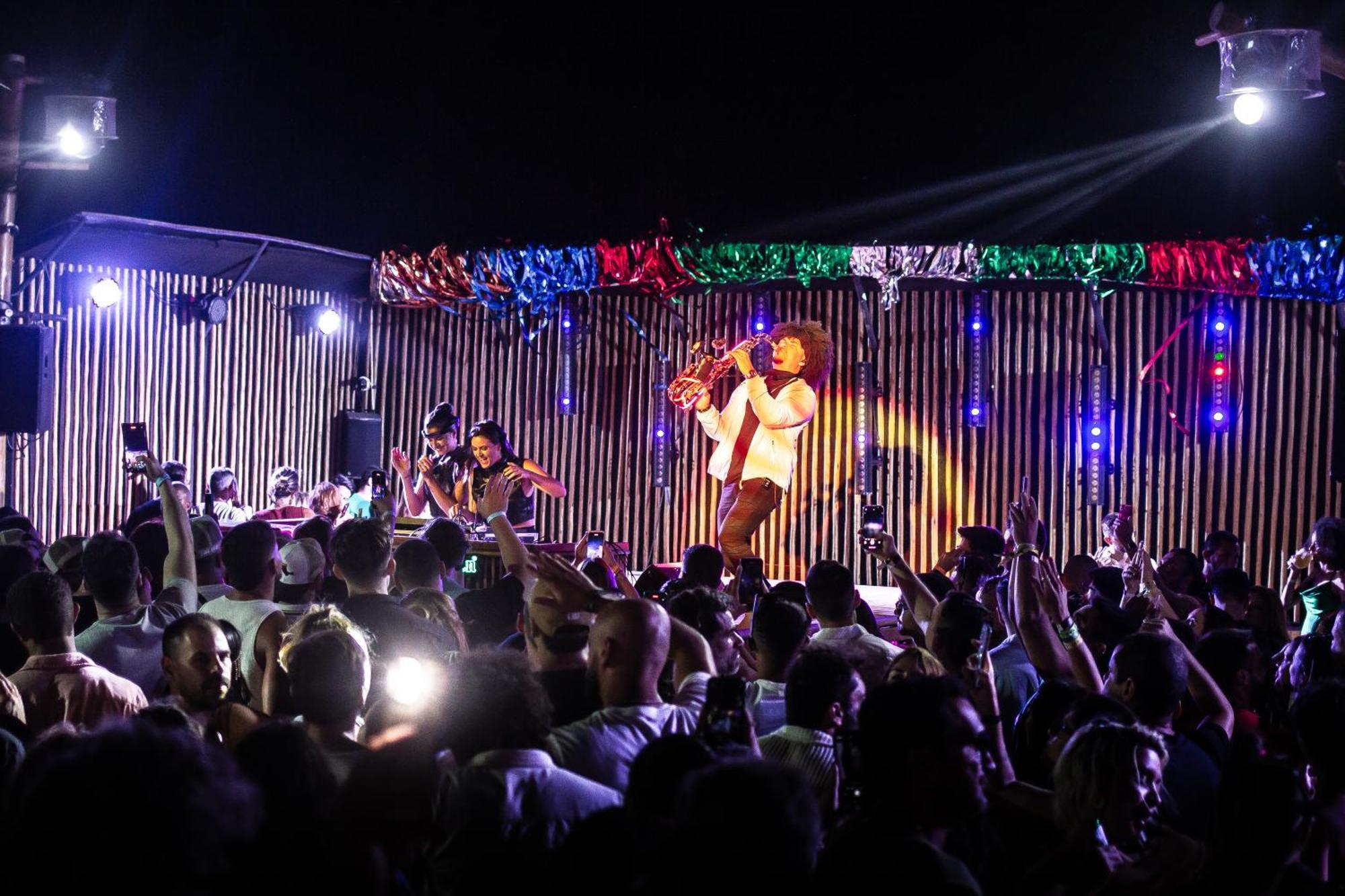 Cafe Jeri Hotel Jijoca de Jericoacoara Exteriör bild The band performing in 2019