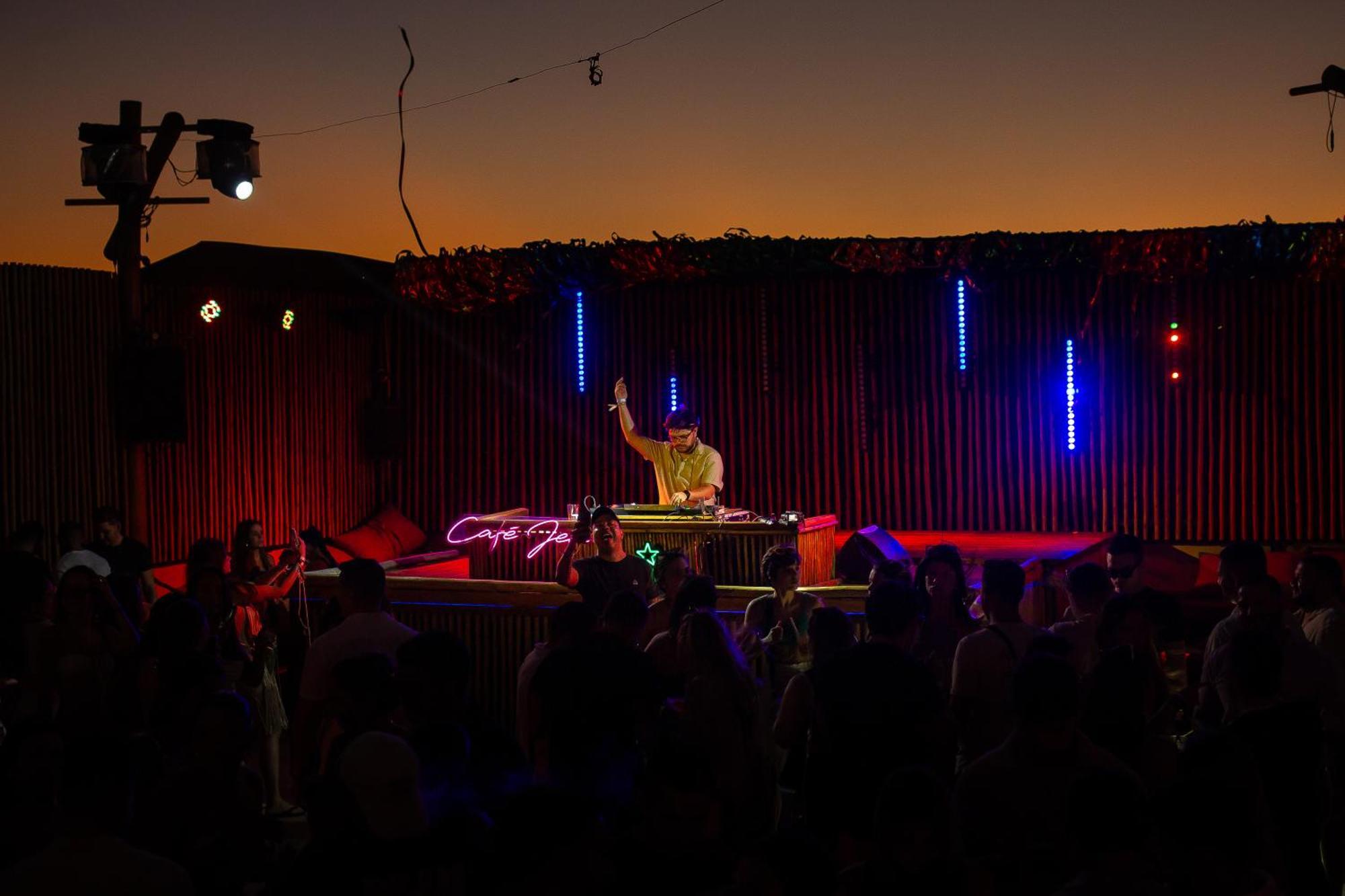 Cafe Jeri Hotel Jijoca de Jericoacoara Exteriör bild DJ performing at the 2011 festival